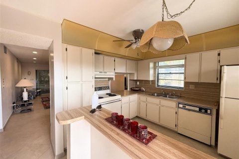 Condo in Tamarac, Florida, 2 bedrooms  № 2193918 - photo 12