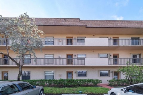 Condo in Tamarac, Florida, 2 bedrooms  № 2193918 - photo 7
