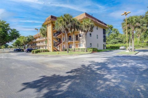 Condo in Tamarac, Florida, 2 bedrooms  № 2193918 - photo 2