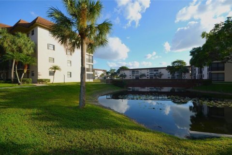 Condo in Tamarac, Florida, 2 bedrooms  № 2193918 - photo 15