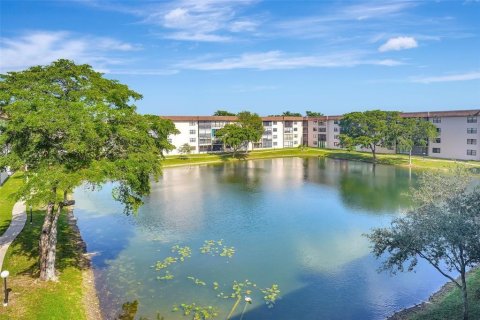 Condo in Tamarac, Florida, 2 bedrooms  № 2193918 - photo 29