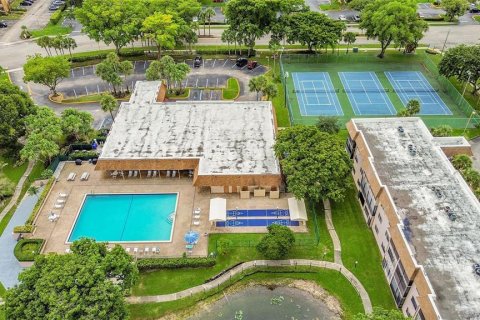 Condo in Tamarac, Florida, 2 bedrooms  № 2193918 - photo 5