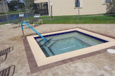 Condo in Tamarac, Florida, 2 bedrooms  № 2193918 - photo 24