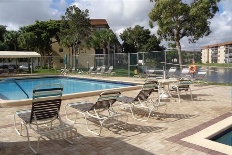 Condo in Tamarac, Florida, 2 bedrooms  № 2193918 - photo 23