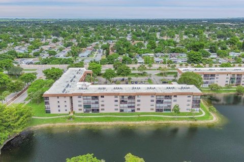 Condo in Tamarac, Florida, 2 bedrooms  № 2193918 - photo 4