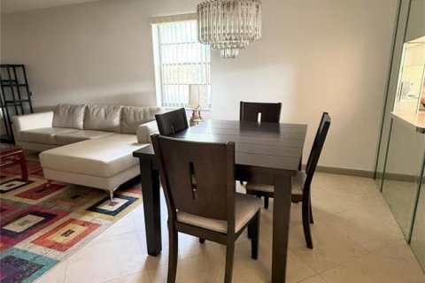Condo in Tamarac, Florida, 2 bedrooms  № 2193918 - photo 11