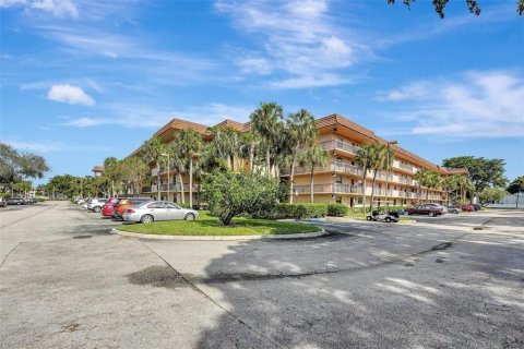 Condo in Tamarac, Florida, 2 bedrooms  № 2193918 - photo 3