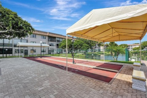Condo in Tamarac, Florida, 2 bedrooms  № 2193918 - photo 25