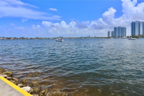 Copropriété à vendre à Aventura, Floride: 2 chambres, 95.41 m2 № 1790274 - photo 2