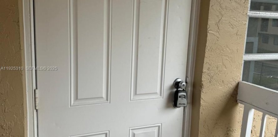 Кондоминиум с 2 спальнями в Корал-Спрингс, Флорида № 2039087