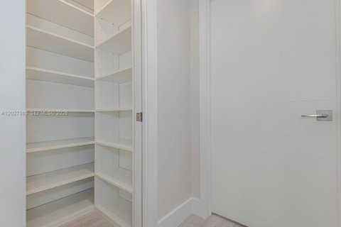 Снять в аренду кондоминиум в Майами-Бич, Флорида 2 спальни, 89.19м2, № 2077584 - фото 28