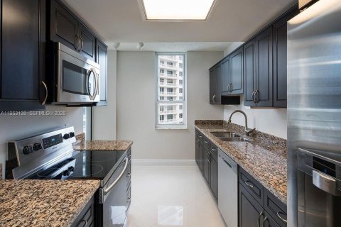 Condo in Miami, Florida, 2 bedrooms  № 2057824 - photo 6
