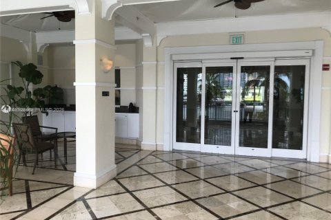 Condo in Miami, Florida, 2 bedrooms  № 2057824 - photo 17