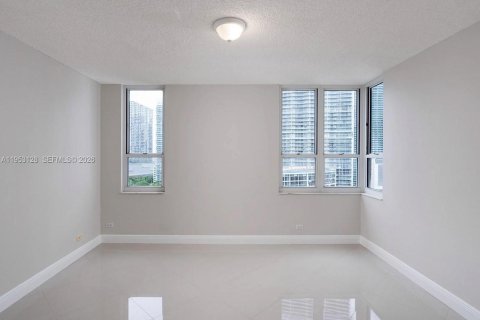 Condo in Miami, Florida, 2 bedrooms  № 2057824 - photo 8