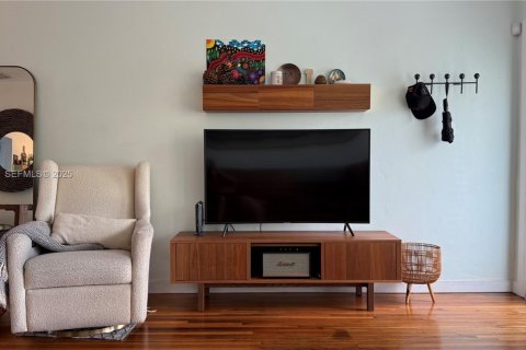 Casa en alquiler en Miami, Florida, 2 dormitorios, 78.97 m2 № 1988808 - foto 1