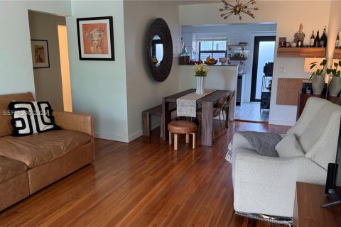 Casa en alquiler en Miami, Florida, 2 dormitorios, 78.97 m2 № 1988808 - foto 2