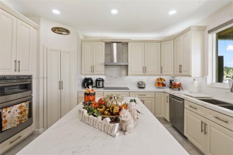 Casa en venta en Miramar, Florida, 6 dormitorios, 378.3 m2 № 2034179 - foto 12