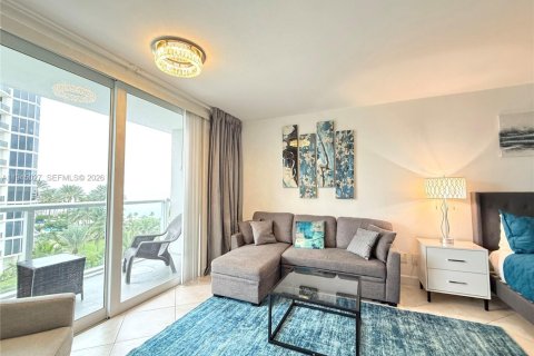 Купить кондоминиум в Санни-Айлс-Бич, Флорида 33.44м2, № 2089829 - фото 12