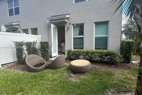 Townhouse in Greenacres, Florida 3 bedrooms № 1889102 - photo 7