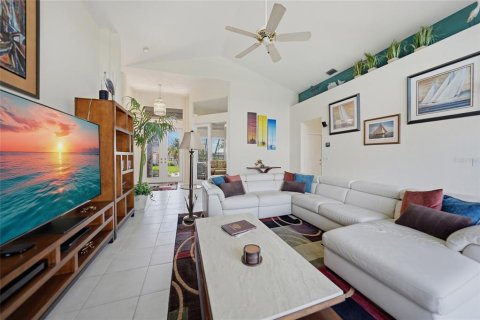 House in Punta Gorda, Florida 3 bedrooms, 255.3 sq.m. № 2101154 - photo 9