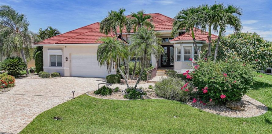 House in Punta Gorda, Florida 3 bedrooms, 255.3 sq.m. № 2101154