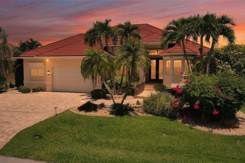 House in Punta Gorda, Florida 3 bedrooms, 255.3 sq.m. № 2101154 - photo 2