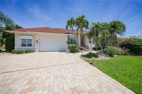 House in Punta Gorda, Florida 3 bedrooms, 255.3 sq.m. № 2101154 - photo 4