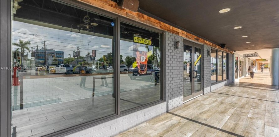 Propiedad comercial en Hialeah, Florida № 1862405