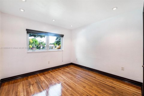 Casa en venta en Virginia Gardens, Florida, 2 dormitorios, 77.39 m2 № 1897447 - foto 25