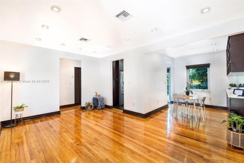 Casa en venta en Virginia Gardens, Florida, 2 dormitorios, 77.39 m2 № 1897447 - foto 19