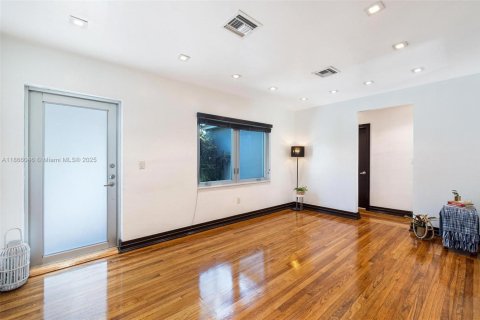 Casa en venta en Virginia Gardens, Florida, 2 dormitorios, 77.39 m2 № 1897447 - foto 17