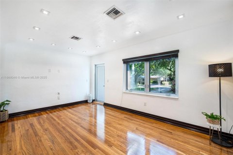 Casa en venta en Virginia Gardens, Florida, 2 dormitorios, 77.39 m2 № 1897447 - foto 18