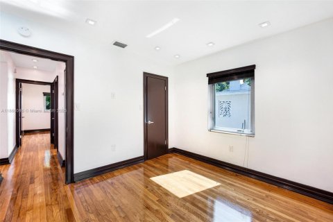 Casa en venta en Virginia Gardens, Florida, 2 dormitorios, 77.39 m2 № 1897447 - foto 24