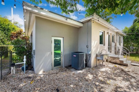 Casa en venta en Virginia Gardens, Florida, 2 dormitorios, 77.39 m2 № 1897447 - foto 9