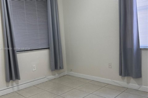 Condominio en alquiler en Hialeah, Florida, 2 dormitorios, 89.84 m2 № 2010834 - foto 8