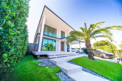 Villa ou maison à vendre à North Bay Village, Floride: 6 chambres, 436.92 m2 № 2017044 - photo 2