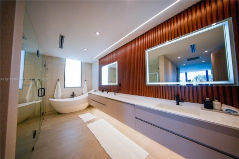 Villa ou maison à vendre à North Bay Village, Floride: 6 chambres, 436.92 m2 № 2017044 - photo 12