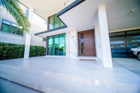 Villa ou maison à vendre à North Bay Village, Floride: 6 chambres, 436.92 m2 № 2017044 - photo 3