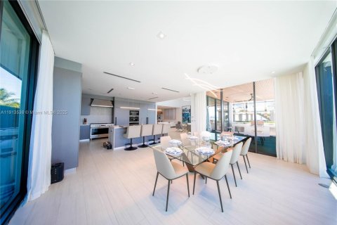 Villa ou maison à vendre à North Bay Village, Floride: 6 chambres, 436.92 m2 № 2017044 - photo 7