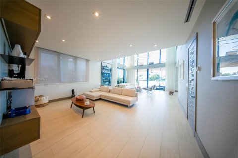 Villa ou maison à vendre à North Bay Village, Floride: 6 chambres, 436.92 m2 № 2017044 - photo 4