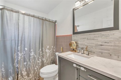 House in Hallandale Beach, Florida 4 bedrooms, 157.93 sq.m. № 2003584 - photo 15