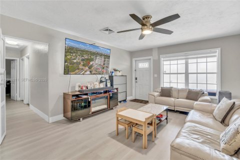 House in Hallandale Beach, Florida 4 bedrooms, 157.93 sq.m. № 2003584 - photo 11