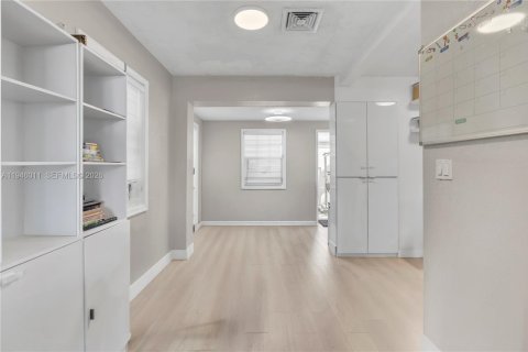 House in Hallandale Beach, Florida 4 bedrooms, 157.93 sq.m. № 2003584 - photo 18