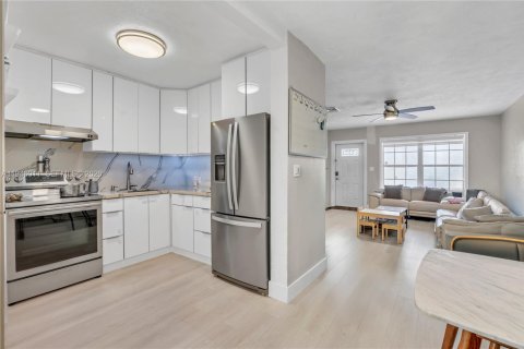 House in Hallandale Beach, Florida 4 bedrooms, 157.93 sq.m. № 2003584 - photo 16