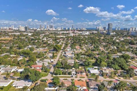 House in Hallandale Beach, Florida 4 bedrooms, 157.93 sq.m. № 2003584 - photo 24