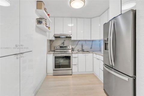 House in Hallandale Beach, Florida 4 bedrooms, 157.93 sq.m. № 2003584 - photo 17