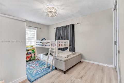 House in Hallandale Beach, Florida 4 bedrooms, 157.93 sq.m. № 2003584 - photo 14