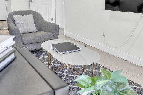 House in Hallandale Beach, Florida 4 bedrooms, 157.93 sq.m. № 2003584 - photo 6