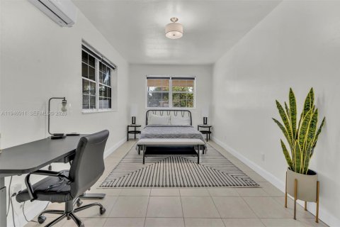 House in Hallandale Beach, Florida 4 bedrooms, 157.93 sq.m. № 2003584 - photo 7