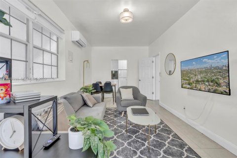 House in Hallandale Beach, Florida 4 bedrooms, 157.93 sq.m. № 2003584 - photo 5